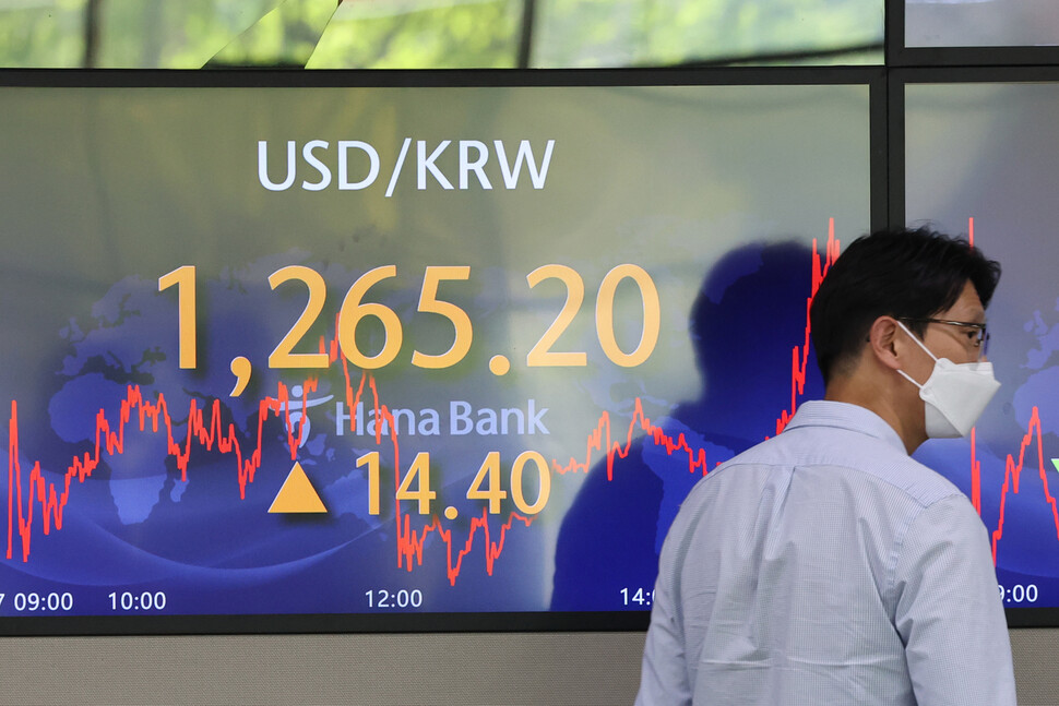 27일 원-달러 환율이 14.4원 오른 1265.2원에 거래를 마감했다. 달러당 1260원선을 넘어선 것은 코로나19 확산 직후인 2020년 3월 24일 이후 2년 1개월 만이다. 이날 오후 서울 중구 하나은행 딜링룸에서 직원들이 업무를 보고 있다. 연합뉴스