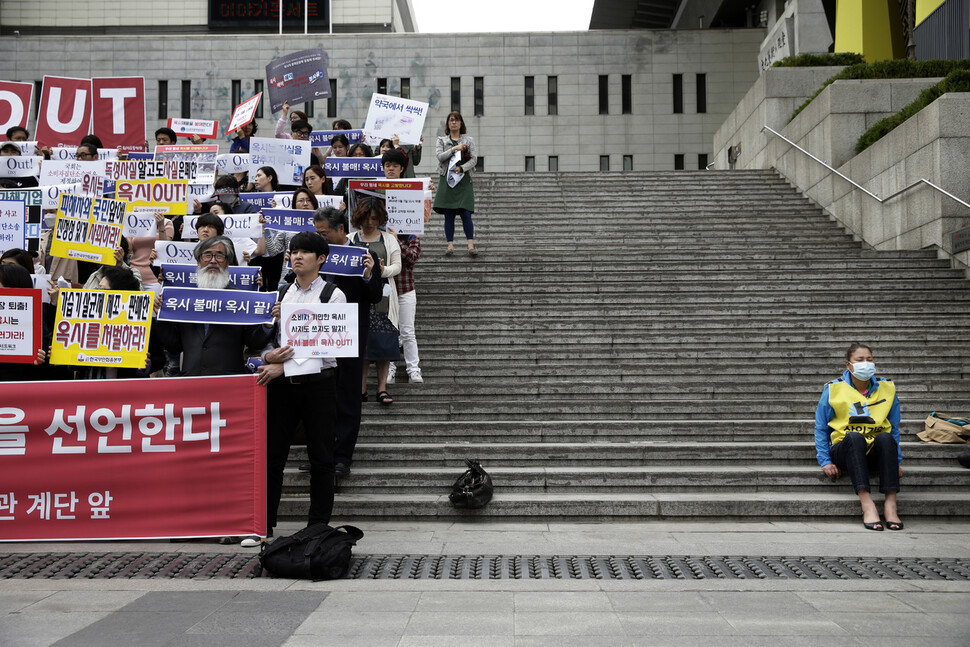 발언을 마친 안씨가 기자회견 도중 계단 한쪽에 앉아 휴식을 취하고 있다. 김명진 기자