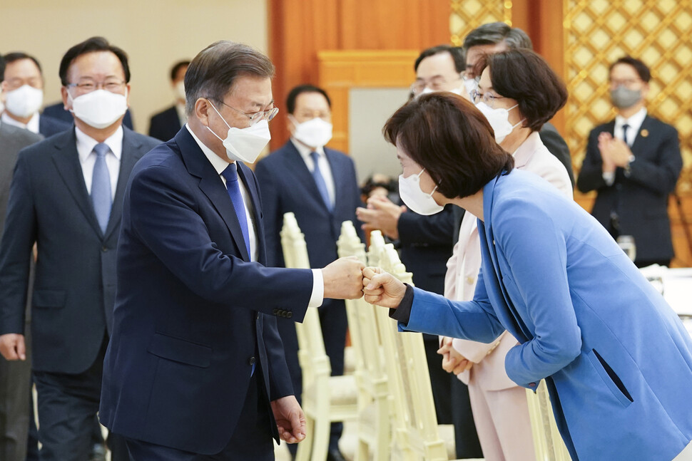 문재인 대통령이 3일 청와대 본관에서 열린 국무위원 및 장관급 초청 오찬에 참석, 유은혜 사회부총리 겸 교육부 장관과 인사하고 있다. 청와대 제공