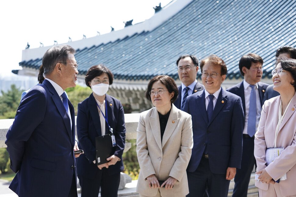 문재인 대통령이 3일 오후 청와대 충무실에서 열린 국무위원 및 장관급 초청 오찬을 마친 뒤 본관 테라스에서 참석자들과 대화하고 있다. 청와대 제공