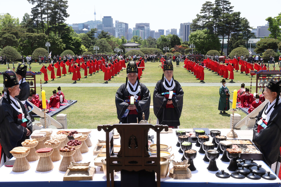 10일 오후 서울 종로구 청와대 대정원에서 종묘제례가 열리고 있다. 공동취재사진