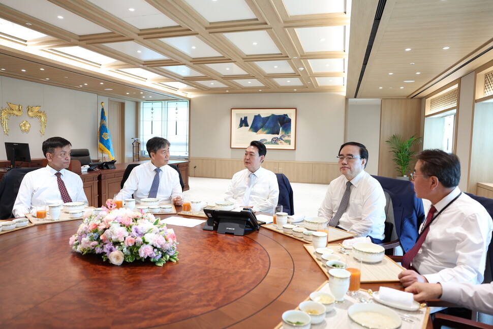 윤석열 대통령이 10일 서울 용산대통령실 집무실에서 김대기 비서실장, 김성한 국가안보실장 등과 오찬 간담회를 하고 있다. 대통령실 제공