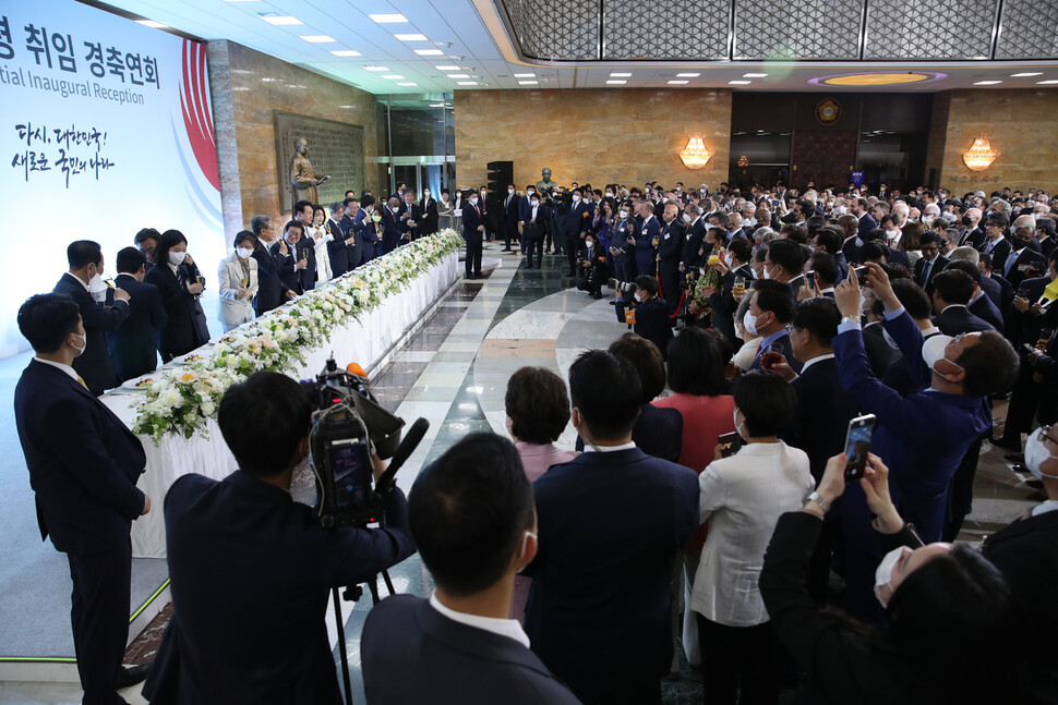 윤석열 대통령과 김건희 여사가 10일 국회 로텐더홀에서 열린 경축 연회에서 건배하고 있다. 대통령실사진기자단