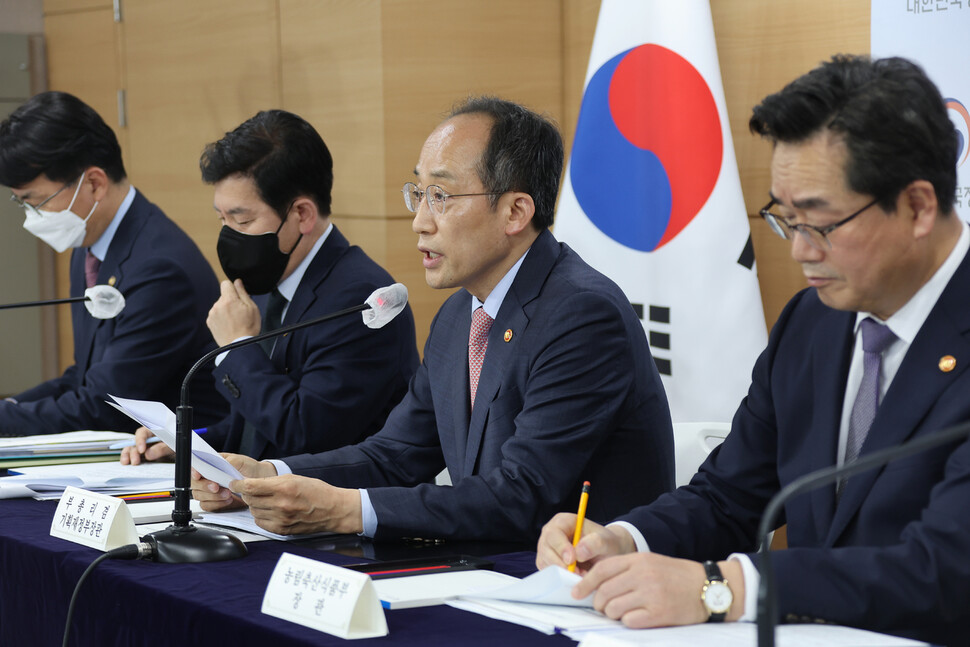 추경호 경제부총리 겸 기획재정부 장관(오른쪽 둘째)이 12일 정부서울청사 브리핑실에서 2022년 2차 추가경정예산안 관계장관 합동브리핑을 하고 있다. 연합뉴스