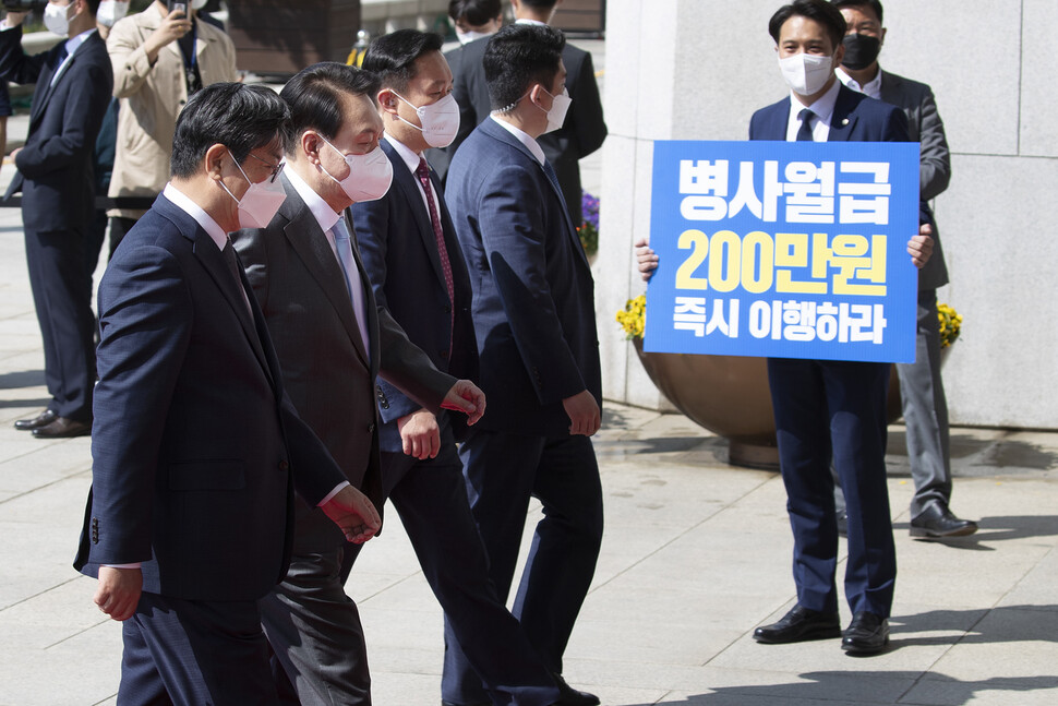 윤석열 대통령이 16일 추경안 시정연설을 하기 위해 서울 여의도 국회로 들어서며 ‘병사월급 200만원 즉시 이행하라’ 시위를 하고 있는 전용기 더불어민주당 의원 앞을 지나고 있다. 공동취재사진