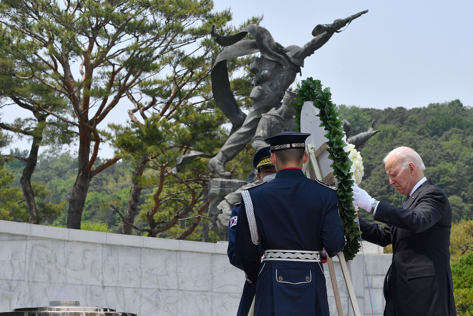 조 바이든 미국 대통령이 21일 서울 동작구 국립서울현충원을 찾아 참배하고 있다. 사진공동취재단