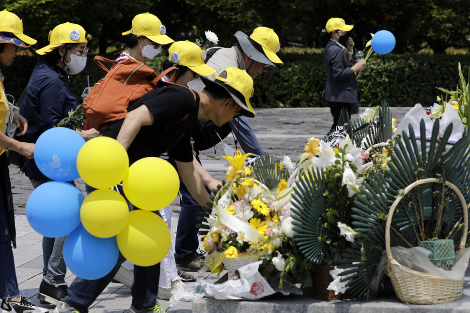 노무현 전 대통령 13주기인 23일 오전 경남 김해시 진영읍 봉하마을 노 전 대통령 묘역에서 시민들이 참배하고 있다. 김해/김명진 기자