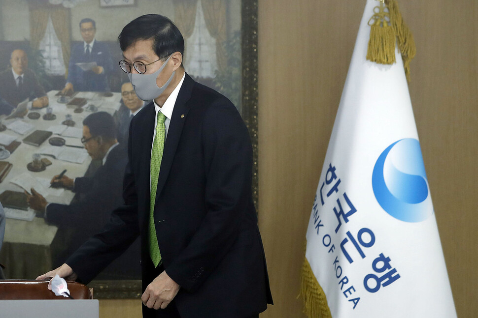 이창용 한국은행 총재가 26일 서울 중구 한국은행에서 열린 금융통화위원회 회의에 입장하고 있다. 사진공동취재단