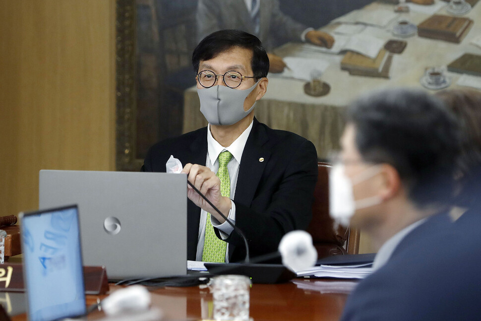 이창용 한국은행 총재가 26일 서울 중구 한국은행에서 열리는 금융통화위원회 회의 시작을 기다리고 있다. 사진공동취재단