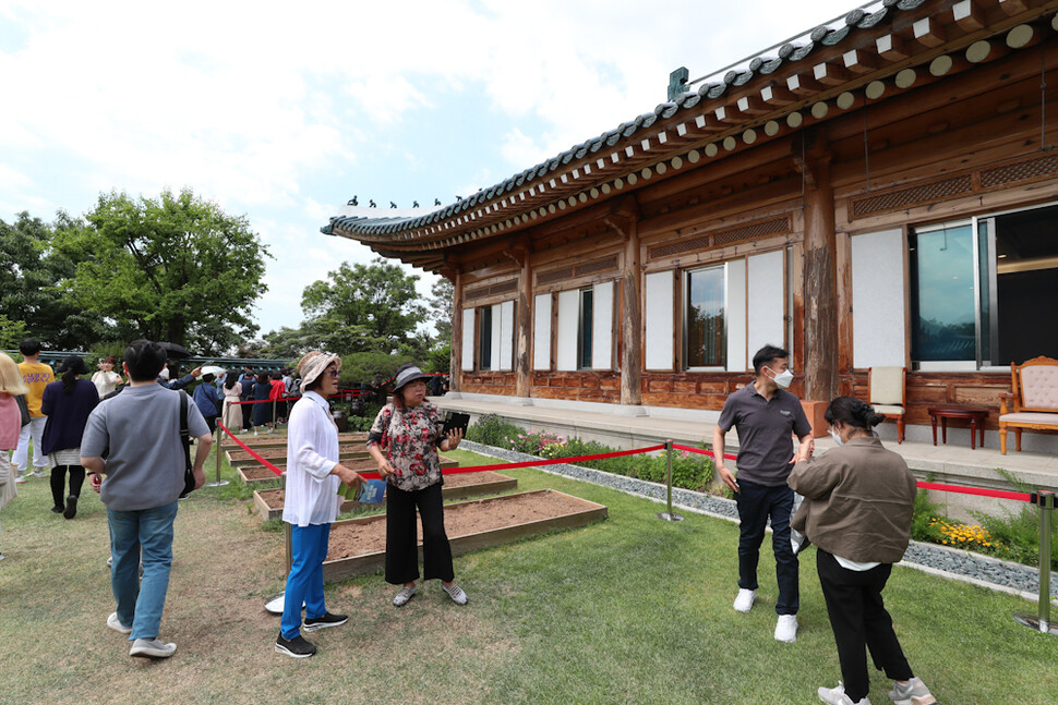 26일 오전 청와대를 찾은 시민들이 관저 내외부를 둘러보며 기념사진을 찍고 있다. 김정효 기자