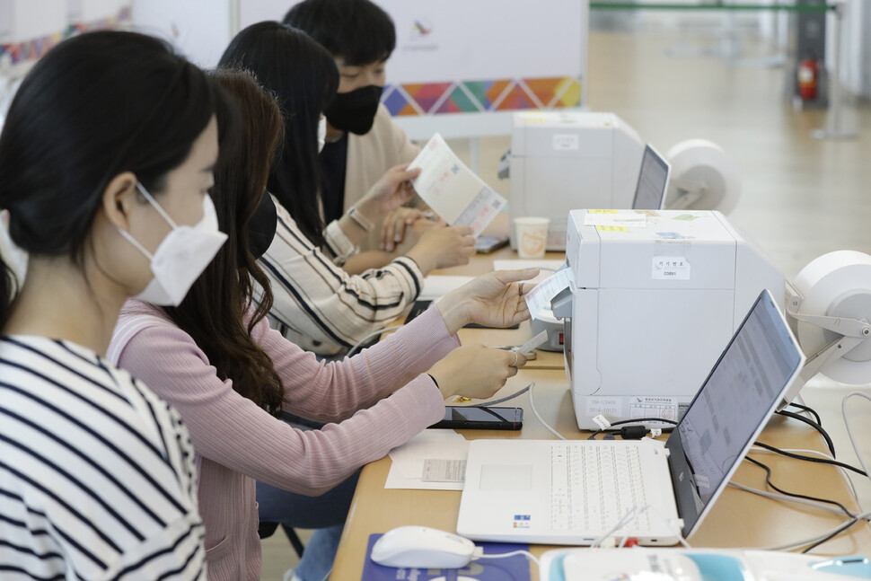 26일 오후 인천국제공항 제1여객터미널에 설치된 사전투표소에서 선관위 관계자들이 투표용지를 시험인쇄하고 있다. 인천공항/김명진 기자