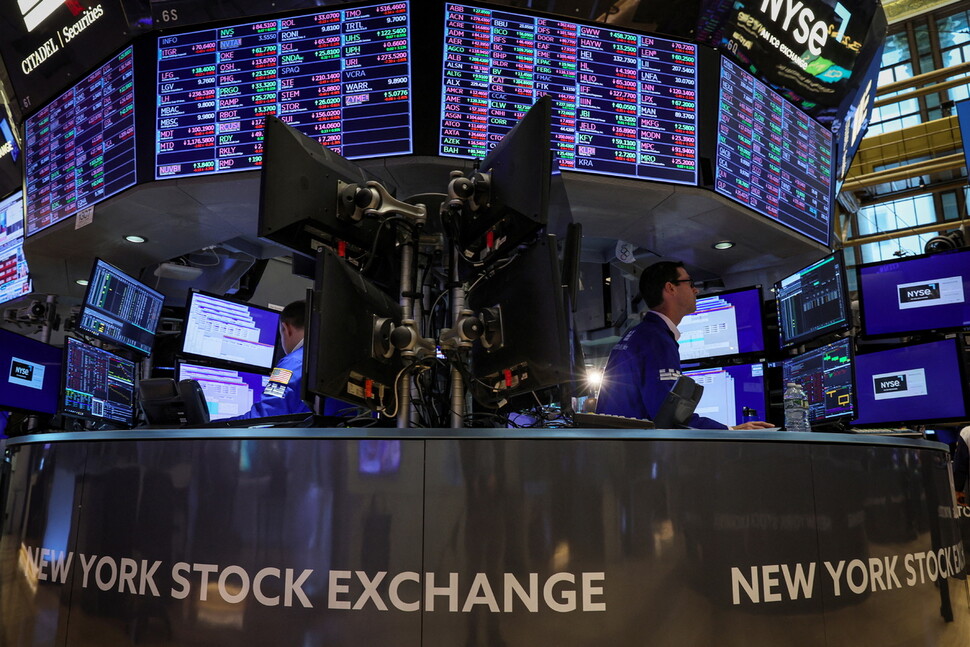 2022년 5월12일 미국 뉴욕증권거래소(NYSE)에서 트레이더가 일하고 있다. REUTERS