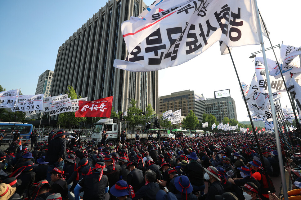 숭례문 앞 세종대로에서 총파업 결의대회를 마치고 행진을 한 화물연대 노동자들이 정부서울청사 앞에서 마무리집회를 열고 있다. 강창광 선임기자