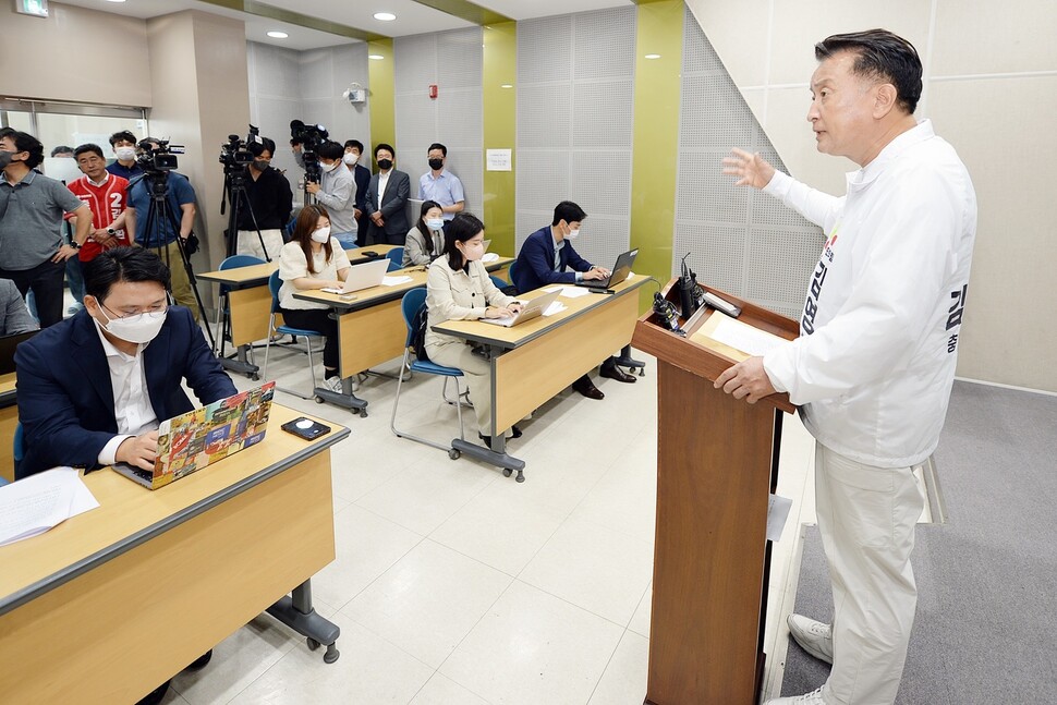 김영환 국민의힘 충북지사 후보가 30일 충북도청 브리핑실에서 더불어민주당 쪽이 제기한 윤석열 정부 충북 SOC 예산 삭감 주장에 대해 반박하고 있다. 김영환 후보 캠프 제공