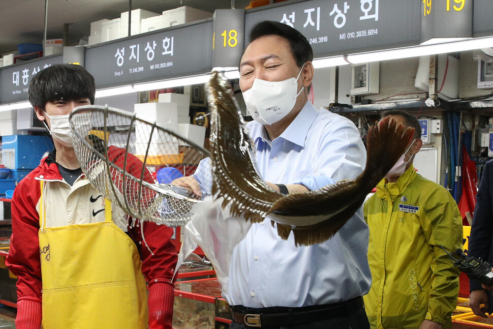 윤석열 대통령이 31일 부산 중구 자갈치시장을 찾아 뜰채로 활어를 건져올리고 있다. 부산/대통령실사진기자단