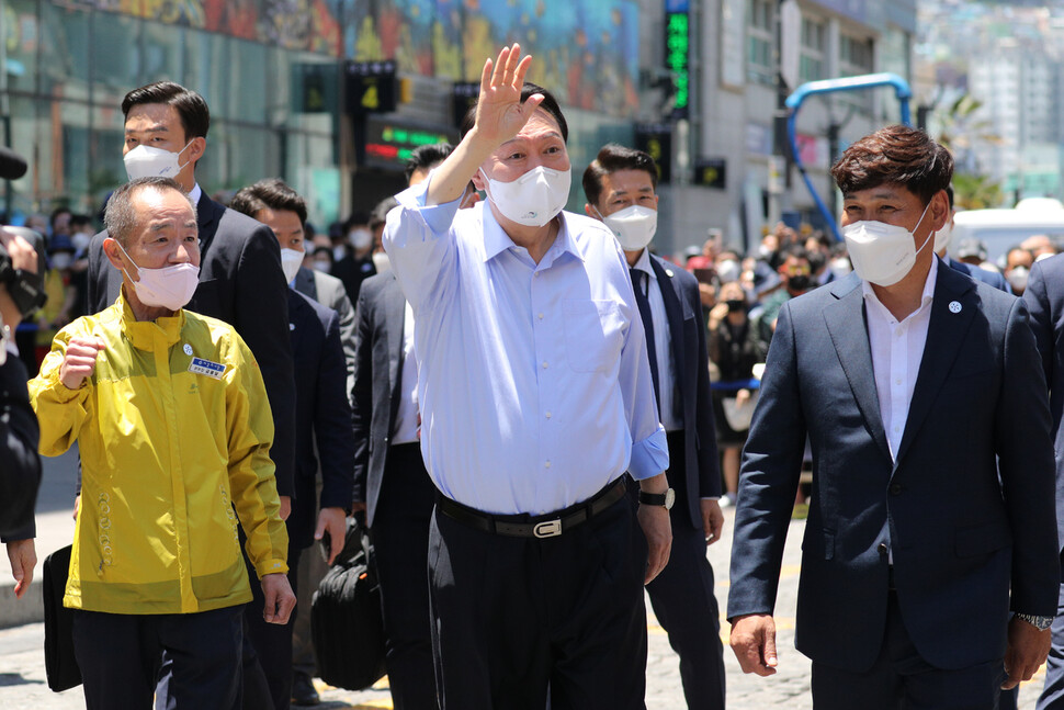 윤석열 대통령이 31일 부산 중구 자갈치시장을 찾아 시민들을 향해 인사하고 있다. 부산/대통령실사진기자단