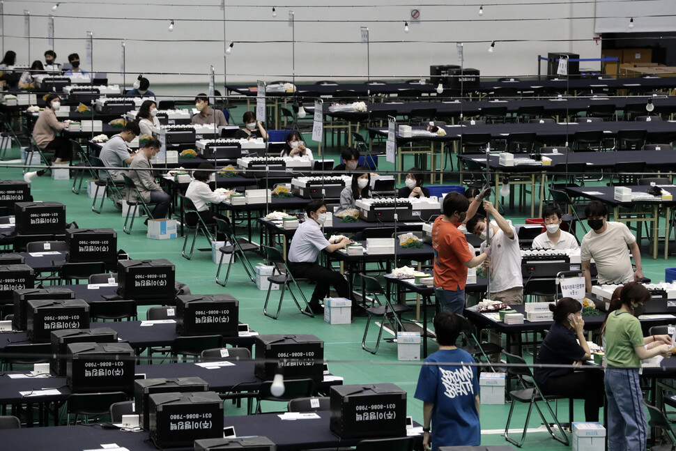 서울시 관악구선거관리위원회 관계자들이 31일 오후 서울 관악구 신림동 서울대 체육관에 설치된 제8회 전국동시지방선거 개표소에서 투표지 분류기 모의시험 및 설비 점검을 하고 있다. 김명진 기자