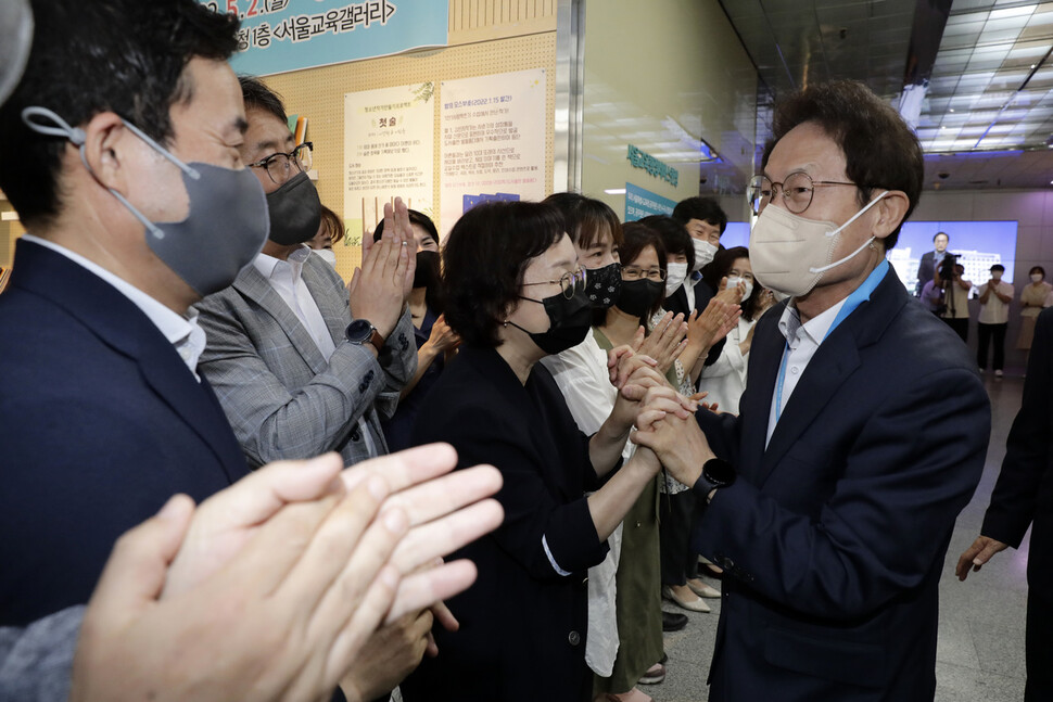 3선에 성공한 조희연 서울시교육감이 2일 오전 서울 종로구 신문로 서울시교육청에 직원들의 환영을 받으면서 출근하고 있다. 김명진 기자