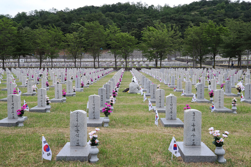 현충일을 하루 앞둔 5일 오전 서울 동작구 국립서울현충원을 찾은 유족들이 참배하고 있다. 백소아 기자