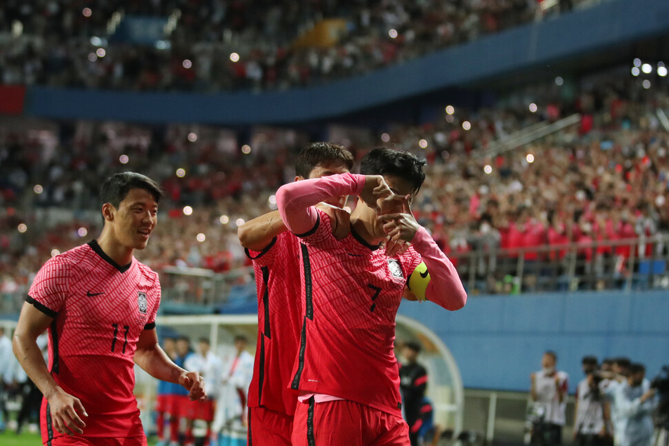 6일 오후 대전월드컵경기장에서 열린 남자 축구 국가대표팀 평가전 대한민국 대 칠레의 경기에서 대한민국 손흥민이 골을 넣은 뒤 세러모니를 하고 있다. 대전/김혜윤 기자