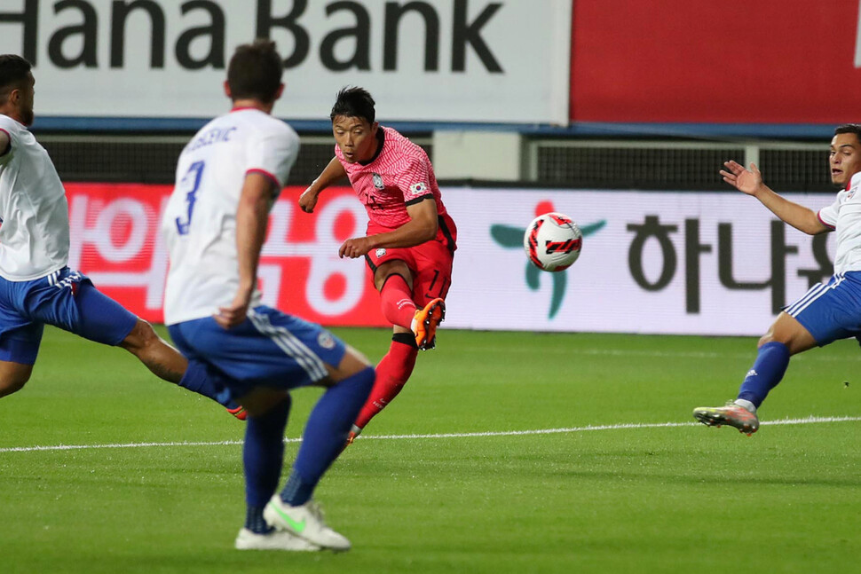 6일 오후 대전월드컵경기장에서 열린 남자 축구 국가대표팀 평가전 대한민국 대 칠레의 경기에서 대한민국 황희찬이 선제골을 넣고 있다. 대전/김혜윤 기자