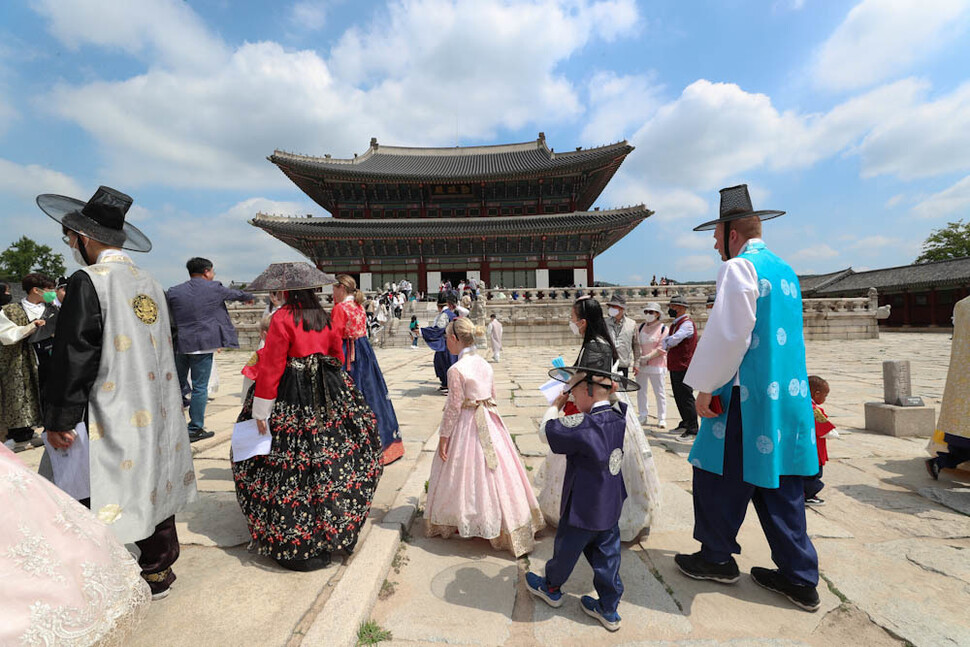 8일 오전 외국인 관광객들이 서울 경복궁을 찾아 관람하고 있다. 김정효 기자