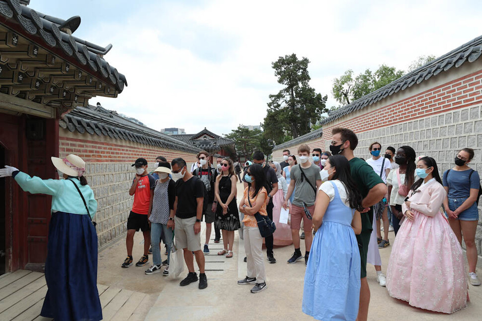 8일 오전 서울 경복궁을 찾은 외국인들이 문화해설사의 안내를 받아 고궁을 관람하고 있다. 김정효 기자