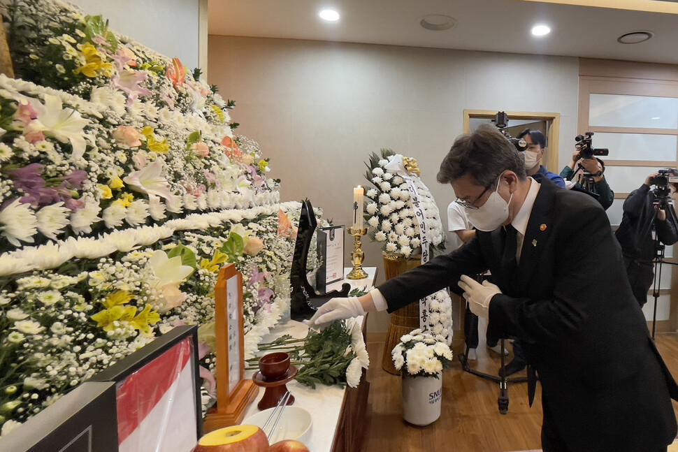 박보균 문화체육관광부 장관이 8일 오후 서울 종로구 서울대학교 병원 장례식장에서 고 송해에게 금관문화훈장을 수여하고 있다. 사진공동취재단