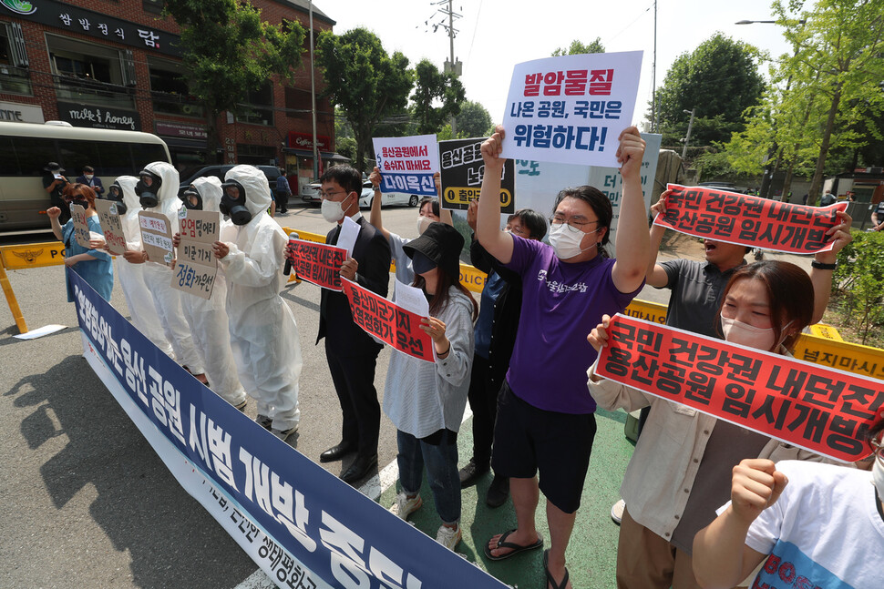 미군 용산기지 ‘사우스포스트 환경조사 보고서’를 보면, 국토교통부가 전망대를 설치하는 야구장(A4d) 구역의 토양에선 발암물질인 비소가 234.86㎎/㎏으로 공원 기준치의 9.4배가 검출됐고, 독성물질인 석유계총탄화수소는 4436㎎/㎏으로 기준치의 8.9배가 나왔다. 강창광 선임기자