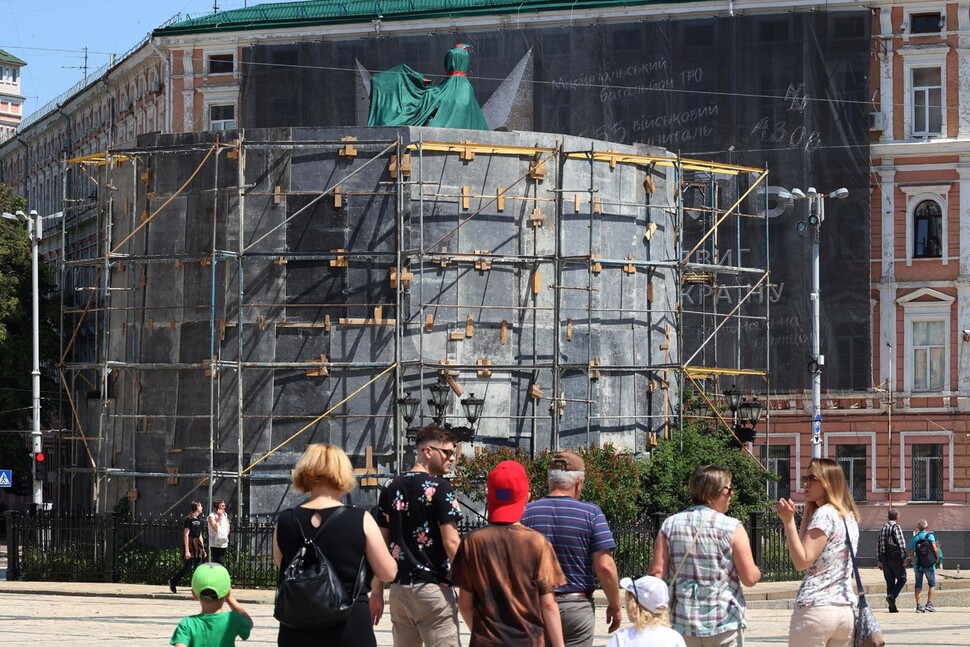 19일(현지시각) 오전 우크라이나 키이우에 있는 보단 흐멜니츠키 동상이 나무 판자로 뒤덮여 있다. 키이우/김혜윤 기자