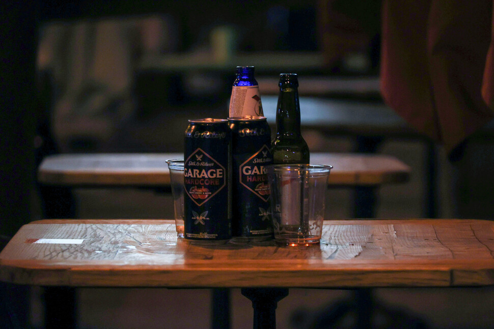 통행금지 시간을 앞두고 우크라이나 키이우의 한 술집 앞 야외 테이블에 아직 치우지 못한 빈 술병들이 놓여있다. 키이우/김혜윤 기자