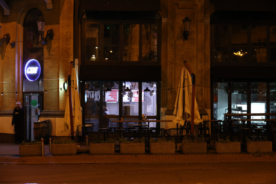우크라이나 키이우 시내의 한 술집 주방만 불이 켜져있고 가게 앞 야외 테이블이 텅 비어있다. 키이우/김혜윤 기자