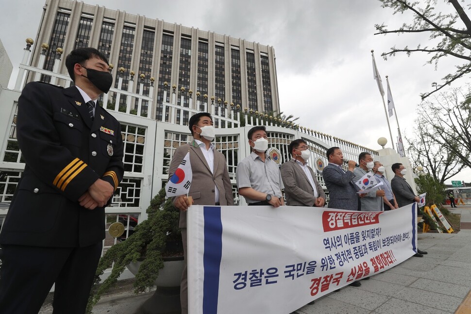 경찰 직장협의회 소속 경찰관과 일선 경찰관이 27일 오전 행정안전부가 있는 정부서울청사 앞에서 “정치적 중립의 헌법적 가치를 훼손하는 행안부 경찰국 부활 추진을 즉각 철회하라”고 촉구하고 있다. 이들은 ‘경찰독립선언문’을 통해 “경찰국 설치 의도는 권력 장악을 통한 유신정권으로의 회귀를 실행하는 것으로 민주주의의 적”이라며 “경찰의 정치적 중립은 결코 정치적 타협의 대상이 될 수 없고, 경찰의 임무는 어느 정치세력 하에서도 영향권 밖에 있어야 한다”고 밝혔다. 강창광 선임기자