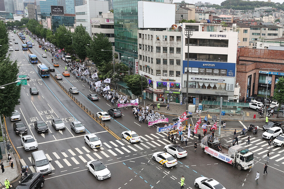 철도의 날인 28일 오후 서울 용산구 한강대로에서 전국철도노동조합 조합원들이 철도노동자 총력결의대회를 마친 뒤 용산 대통령실까지 행진하고 있다. 연합뉴스