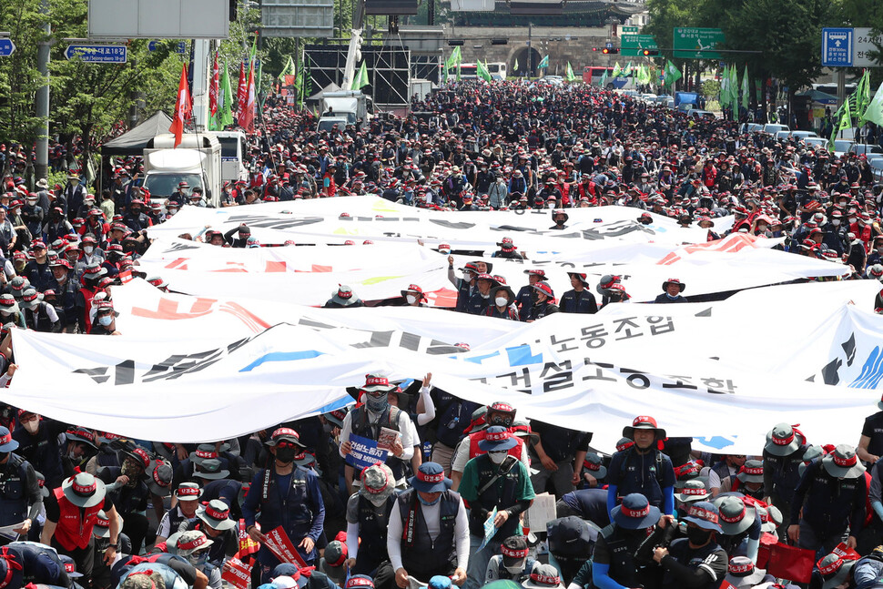 7.2 전국노동자대회에 앞서 건설산업노조의 산별연맹 단위 사전집회가 2일 오후 서울광장 앞 세종대로에서 열리고 있다. 김정효 기자