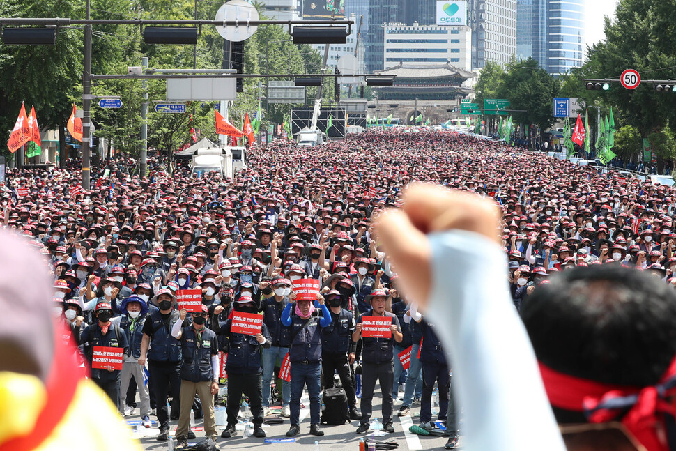 7.2 전국노동자대회에 앞서 건설산업노조의 산별연맹 단위 사전집회가 2일 오후 서울광장 앞 세종대로에서 열리고 있다. 김정효 기자