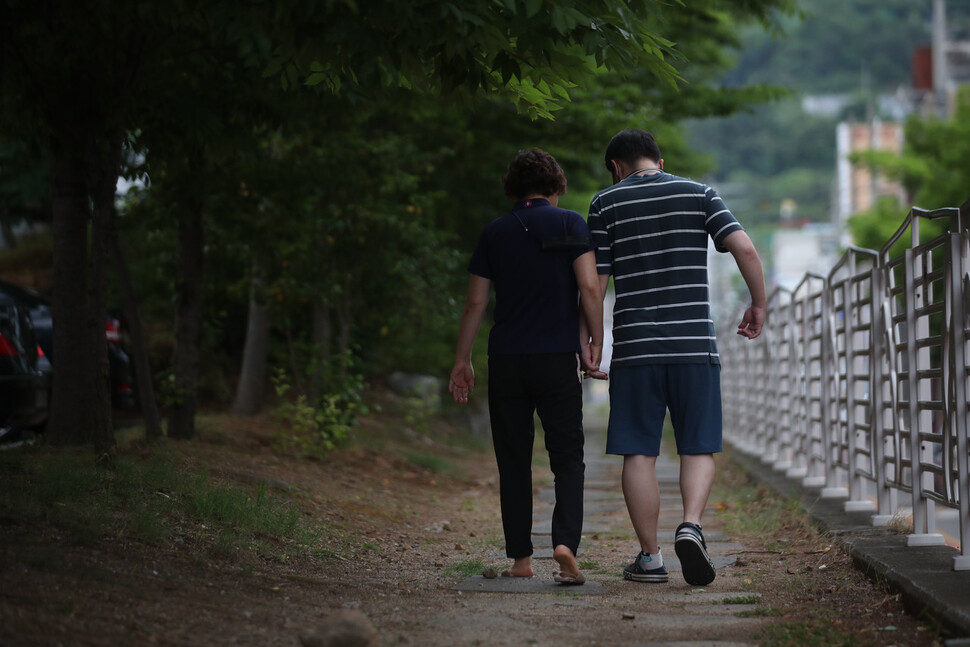 다시 아이로 돌아가 어머니 껌딱지가 되어버린 희성씨는 어머니와 함께 산책하기를 좋아한다. 얼굴은 드러내지 않길 요청한 두 모자의 모습을 어떻게 사진으로 기록할까 궁리하다 이들이 좋아하는 일상을 담아보기로 했다. 산책에 나선 두 사람의 뒷모습을 사진에 담은 뒤 되돌아오는 두 사람에게 외쳤다. "기념사진으로 찍어드릴게요. 여기 보세요!" 카메라를 바라보는 두 사람의 미소가 해사했다. 백소아 기자