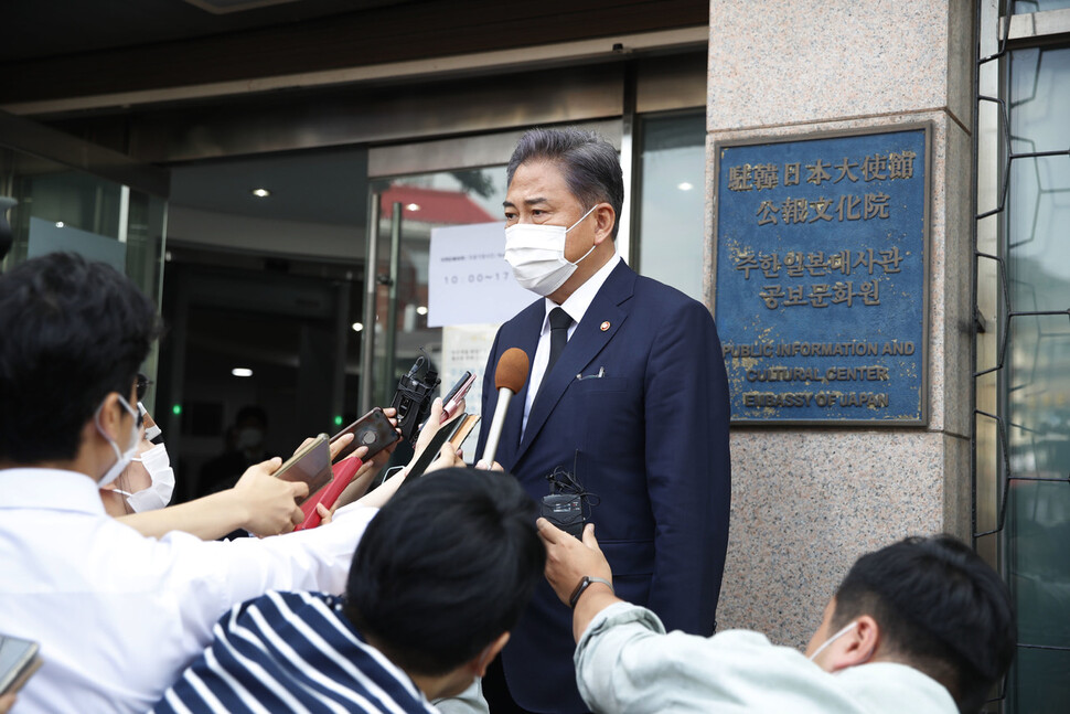 박진 외교부 장관이 11일 오전 서울 종로구 주한일본대사관 공보문화원에 마련된 아베 신조 전 일본 총리 분향소를 찾아 조문한 뒤 기자들의 질문에 답하고 있다. 김혜윤 기자