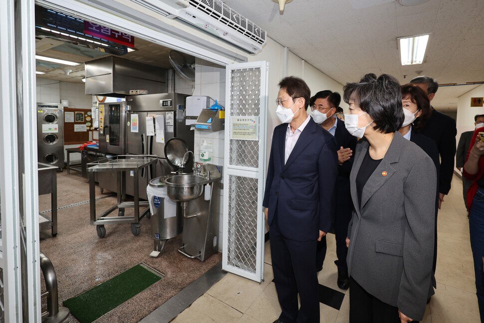 박순애 사회부총리 겸 교육부 장관이 15일 오전 특수학교인 서울경운학교에 방역 점검 및 교육 시설 참관을 위해 방문해 급식실을 둘러보고 있다. 공동취재사진