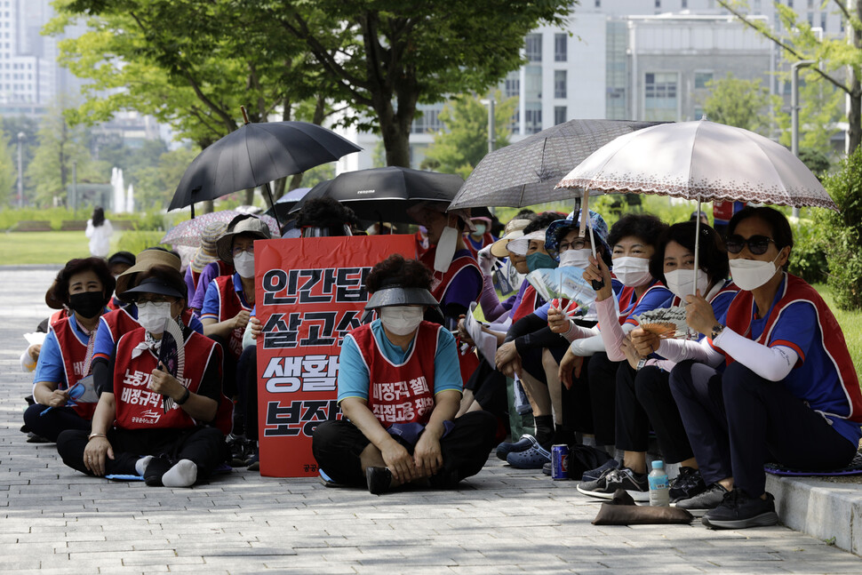 연세대학교 청소노동자들이 부채로 더위를 이기고 있다. 김명진 기자