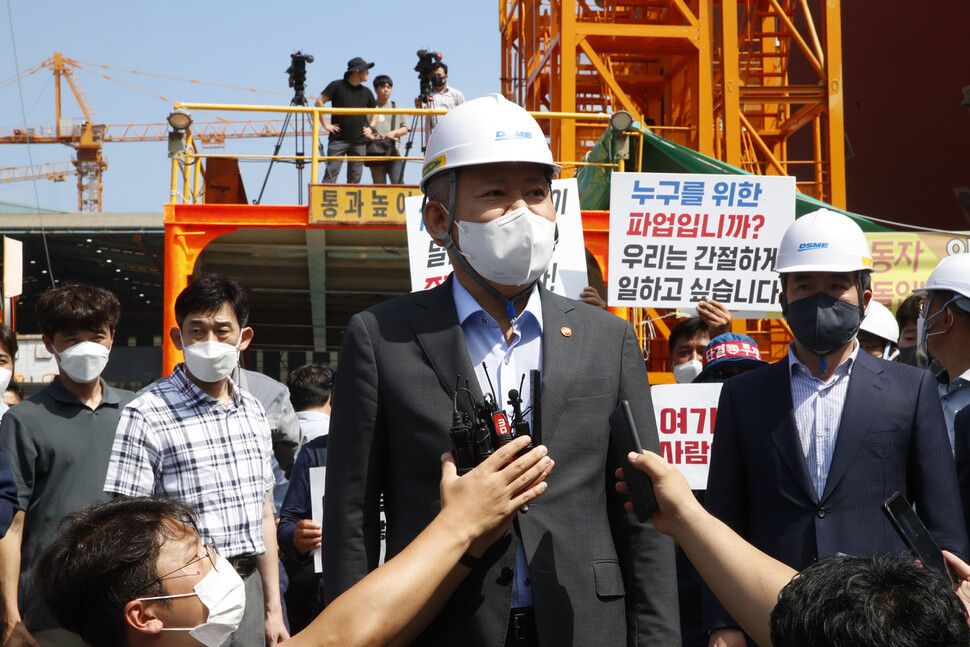 이상민 행정안전부장관이 경남 거제 대우조선해양 옥포조선소에서 19일 오후 기자들의 질문에 답하고 있다. 김혜윤 기자