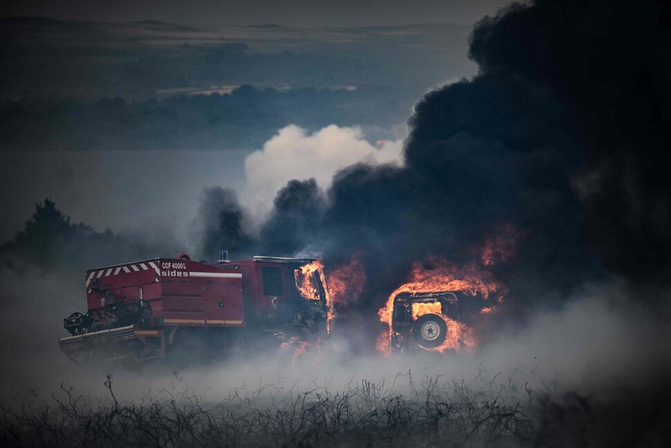 19일 프랑스 서부의 브라스파르 외곽 몽다헤 산에서 소방차가 산불에 휩싸여 있다. AFP 연합뉴스