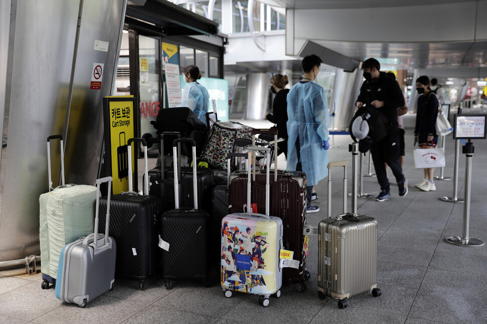 25일 오전 인천국제공항 제1터미널 코로나19 검사센터 앞에 입국자들의 캐리어가 겹겹이 놓여 있다. 인천공항/김명진 기자