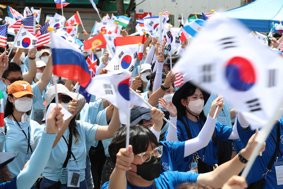 ‘2022 재외동포 대학생 모국연수’ 참가 학생들이 25일 오후 서울 종로구 남인사마당에서 흥겨운 리듬으로 편곡한 ‘아리랑’을 함께 부르며 춤을 추고 있다. 김정효 기자 hyopd@hani.co.kr