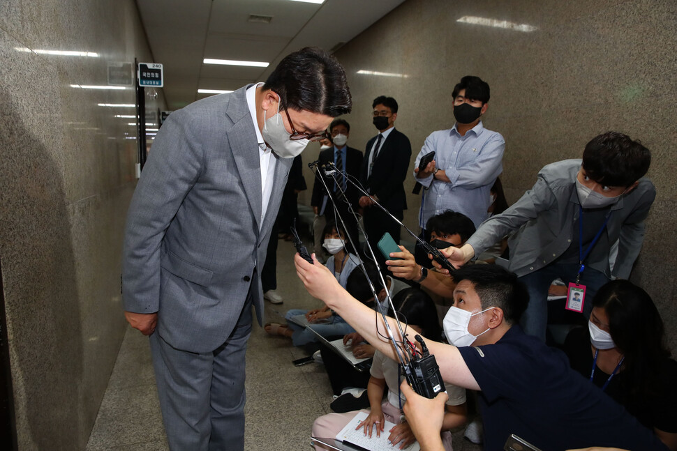 권성동 국민의힘 당대표 직무대행 겸 원내대표가 27일 국회로 등원해 원내대표실 앞에서 전날 본회의장에서 윤석열 대통령과의 문자내용 공개와 관련해 입장을 밝힌뒤 국민들께 사과하며 인사하고 있다. 공동취재사진