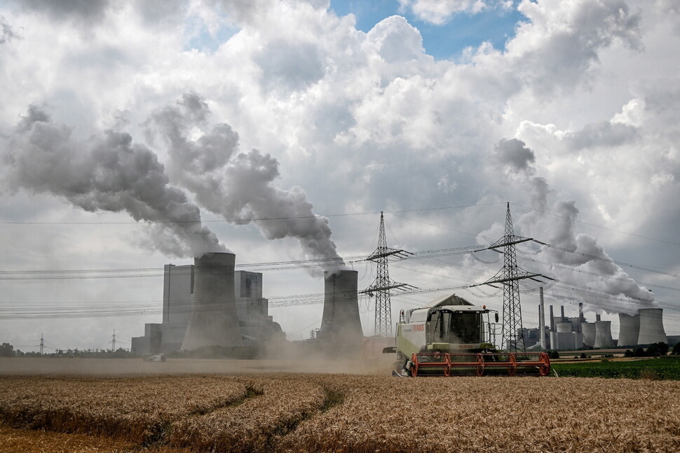 26일 독일의 전력회사 라인베스트팔렌(RWE)이 운영하는 갈탄 화력발전소가 매연을 내뿜으며 가동되는 모습. EPA 연합뉴스