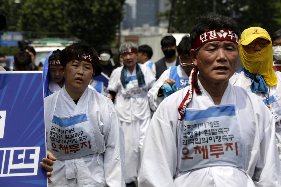 파리바게뜨 노동자 힘내라 공동행동 회원들이 4일 오후 서울 용산구 삼각지역 인근에서 오체투지를 마친 뒤 힘겨운 표정을 짓고 있다. 김명진 기자