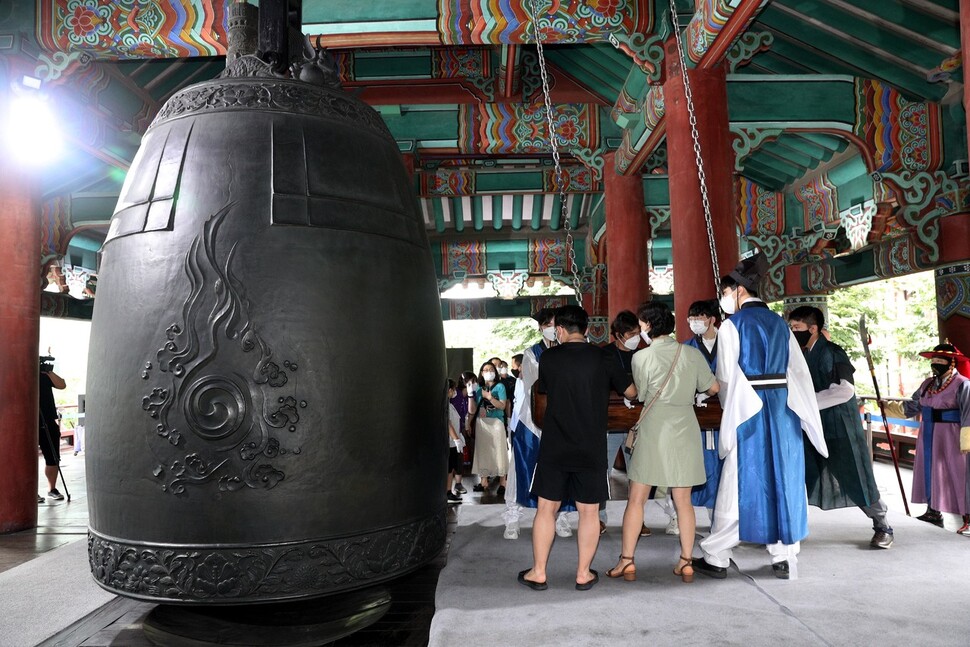 수학능력시험을 100일 앞둔 수험생들과 학부모들이 9일 오후 서울 종로 보신각에서 열린 대학 합격 기원 타종행사에서 종을 울리고 있다. 김봉규 선임기자 bong9@hani.co.kr