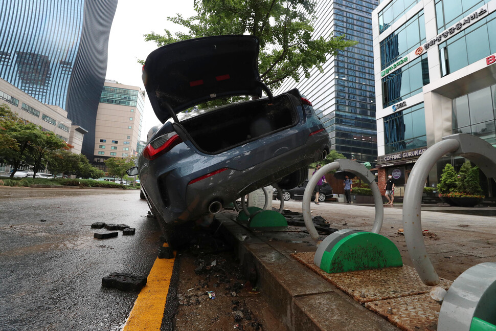 전날 내린 폭우로 불어난 물에 갇힌 시민들이 두고 대피한 차량들이 9일 오전 서울 서초구 진흥아파트 앞 서초대로 위에 뒤엉켜 있다. 김정효 기자