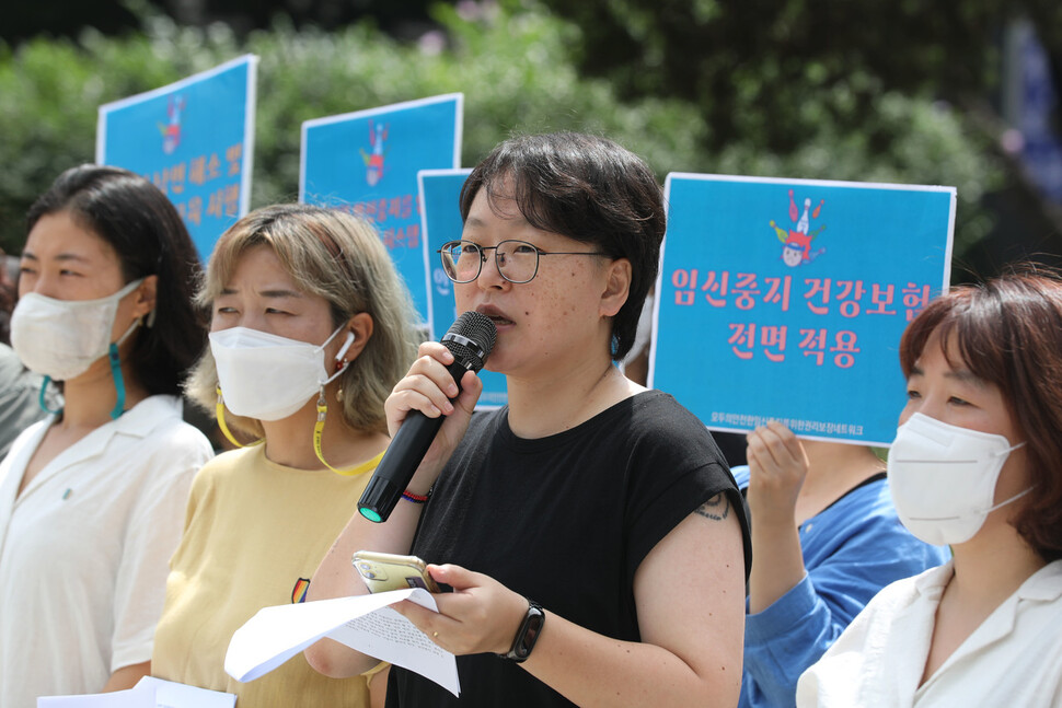 나영 성적권리와 재생산정의를 위한 센터 셰어 소속 활동가(오른쪽 둘째)가 17일 오전 서울 종로구 보신각 앞에서 열린 모두의 안전한 임신중지를 위한 권리 보장 네트워크 출범식에서 “임신중지에 대한 고민과 결정은 처벌 여부에 따라서 이루어지지 않으며 생명은 단지 태어나는 것으로 보호되거나 보장되지 않는다”고 말하고 있다. 김혜윤 기자